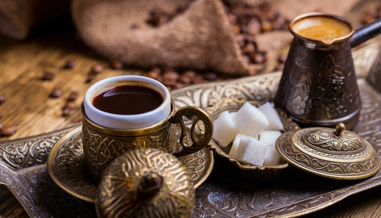 القهوة تركية تقدم في أكواب مزخرفة